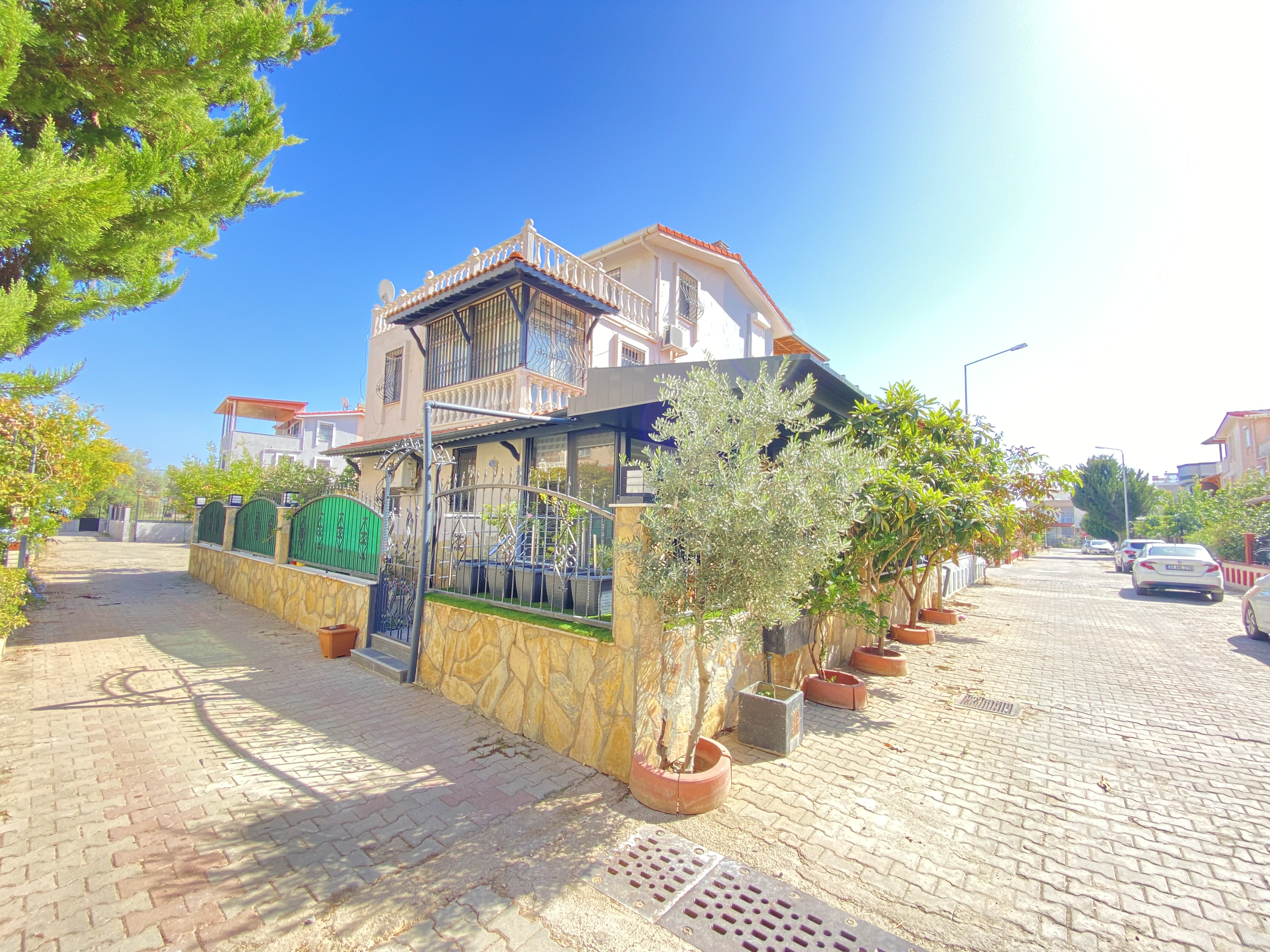 Ürkmez De Denize Tarafında Bahçeli Satılık 5+1 Villa — 1 / 28