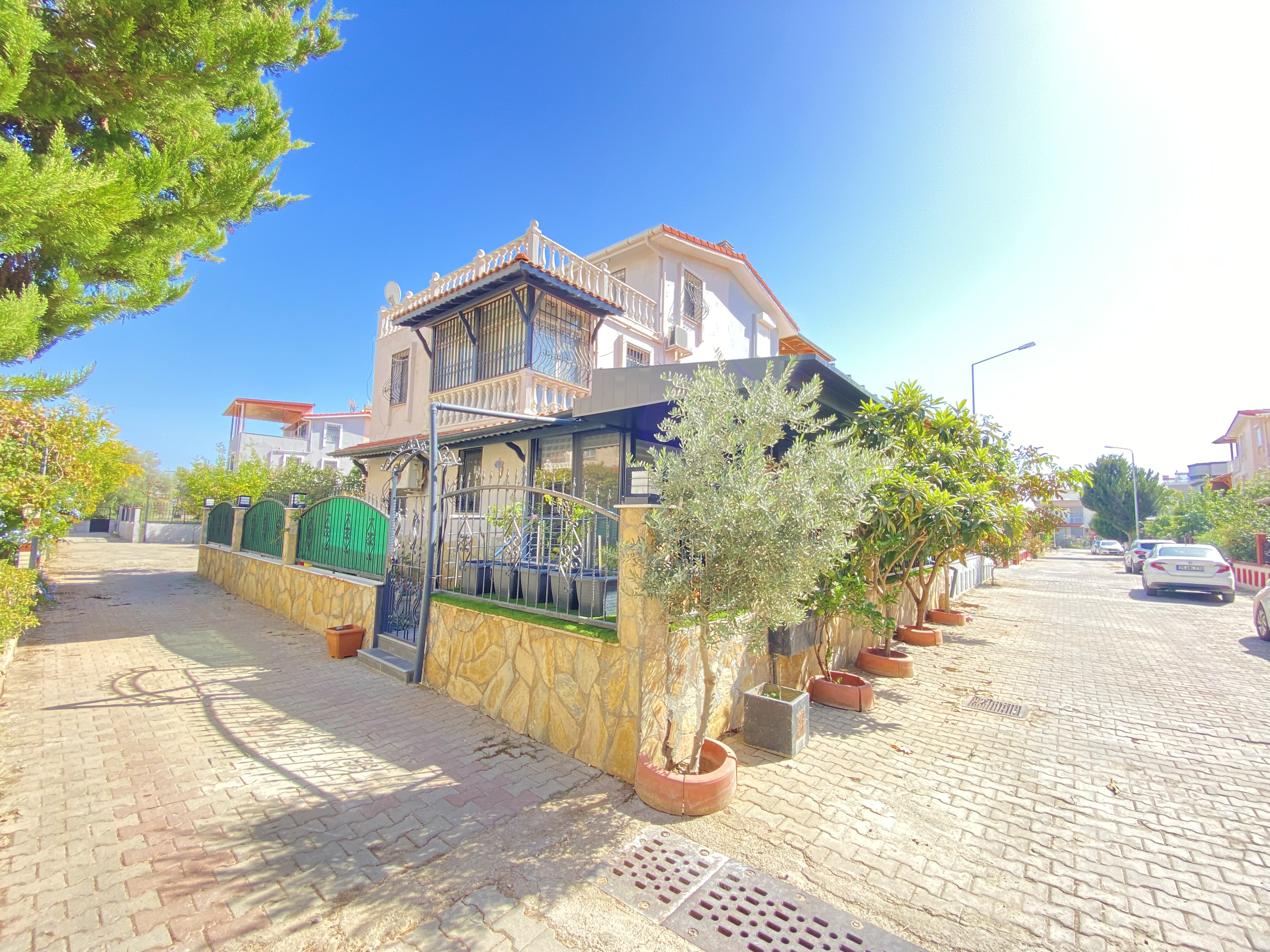 Ürkmez De Denize Tarafında Bahçeli Satılık 5+1 Villa — 2 / 28